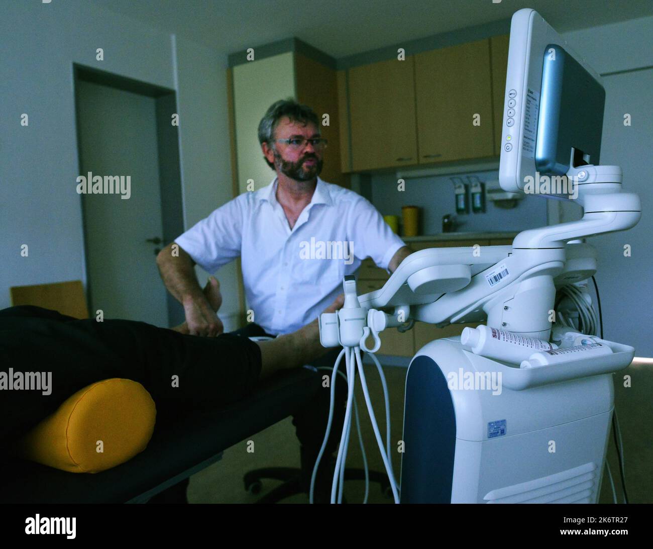 Consultation in a specialist group practice for orthopaedics on 28. 06. 2017 in Iserlohn. Sonography, Germany Stock Photo