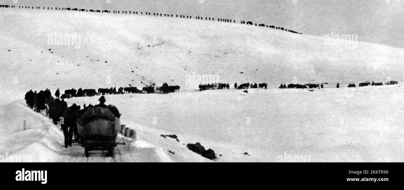 1940 , ALBANIA : The invasion of ALPINI of Italian army in Albania during the winter . Unknown photographer     .- ALPINO -  GUERRA CAMPAGNA DI ALBANIA - POLITICA - POLITICO -  ITALIA - POLITIC - ITALY - FASCISMO - FASCISM - FASCISTA - ITALIA - ANNI QUARANTA  - '40 - 40's -  sconfitta  delle truppe italiane - neve - snow - SECONDA GUERRA MONDIALE - WWII - WORLD WAR 2 - 2nd  - soldati - militari - soldiers - truppe - invasione  ---  Archivio GBB Stock Photo
