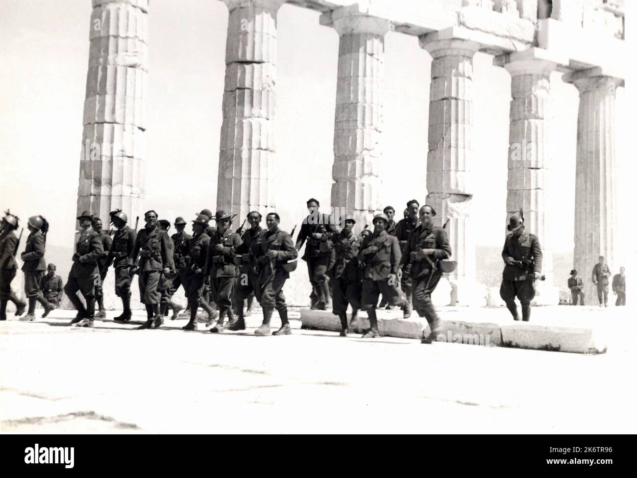 1942 ca. Athens , GREECE : The italian military fascist  troups  invade the Greece. In this photo some of italian platoons ( Alpini and Bersaglieri ) visiting the Acropolis celebrated Temple monuments . Unknown photographer - ALPINO -- SECONDA GUERRA MONDIALE - World War 2nd - WWII - FRONTE GRECO - ATENE - GRECIA - ACROPOLI - miliari soldati italiani - COLONIALISMO - COLONIALISM - FASCIST - FASCISTA - FASCISMO - FASCISM - TURISMO - tourism - archeology - archeologia - tempio - temple - templio - HISTORY - FOTO STORICHE ---  Archivio GBB Stock Photo