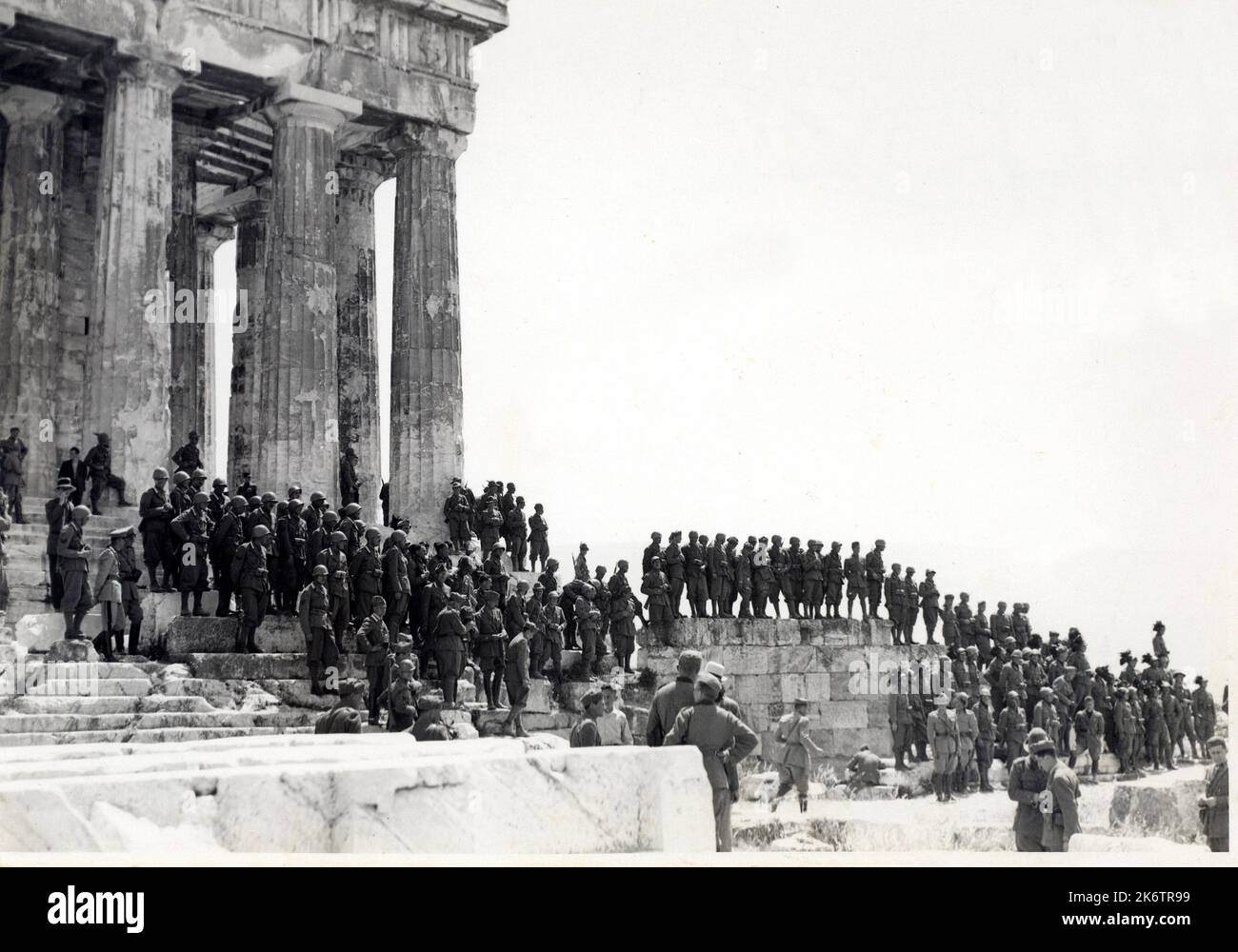 1942 ca. Athens , GREECE : The italian military fascist  troups  invade the Greece. In this photo some of italian platoons ( Alpini and Bersaglieri ) visiting the Acropolis celebrated Temple monuments . Unknown photographer - ALPINO -- SECONDA GUERRA MONDIALE - World War 2nd - WWII - FRONTE GRECO - ATENE - GRECIA - ACROPOLI - miliari soldati italiani - COLONIALISMO - COLONIALISM - FASCIST - FASCISTA - FASCISMO - FASCISM - TURISMO - tourism - archeology - archeologia - tempio - temple - templio - HISTORY - FOTO STORICHE ---  Archivio GBB Stock Photo