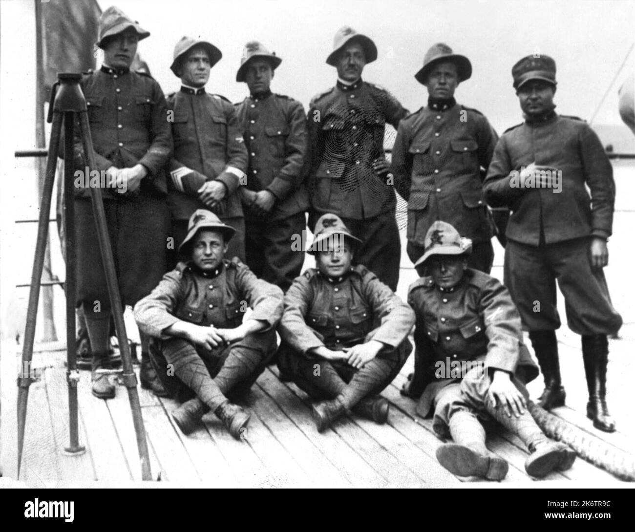 1928 , SWEDEN : The ALPINI Ski Detachment of Italian Army troops in UMBERTO NOBILE ( 1885 - 1978 ) Northpole Expedition, under the command of captain GENNARO SORA  (at right, seated ), who would later take part in the rescue team operations of the airship Dirigibile  ITALIA  , from the Città di Milano support Ship . Unknown photographer . - ALPINE - ALPINO - AIR SHIP - AIR-SHIP - POLAR EXPLORER - POLO NORD - SOCCORSO SUI GHIACCI - AVIAZIONE - AVIATION - ITALIA - ITALY - ESPLORAZIONE - soldati - militari - soldiers - truppe - invasione  ---  Archivio GBB Stock Photo