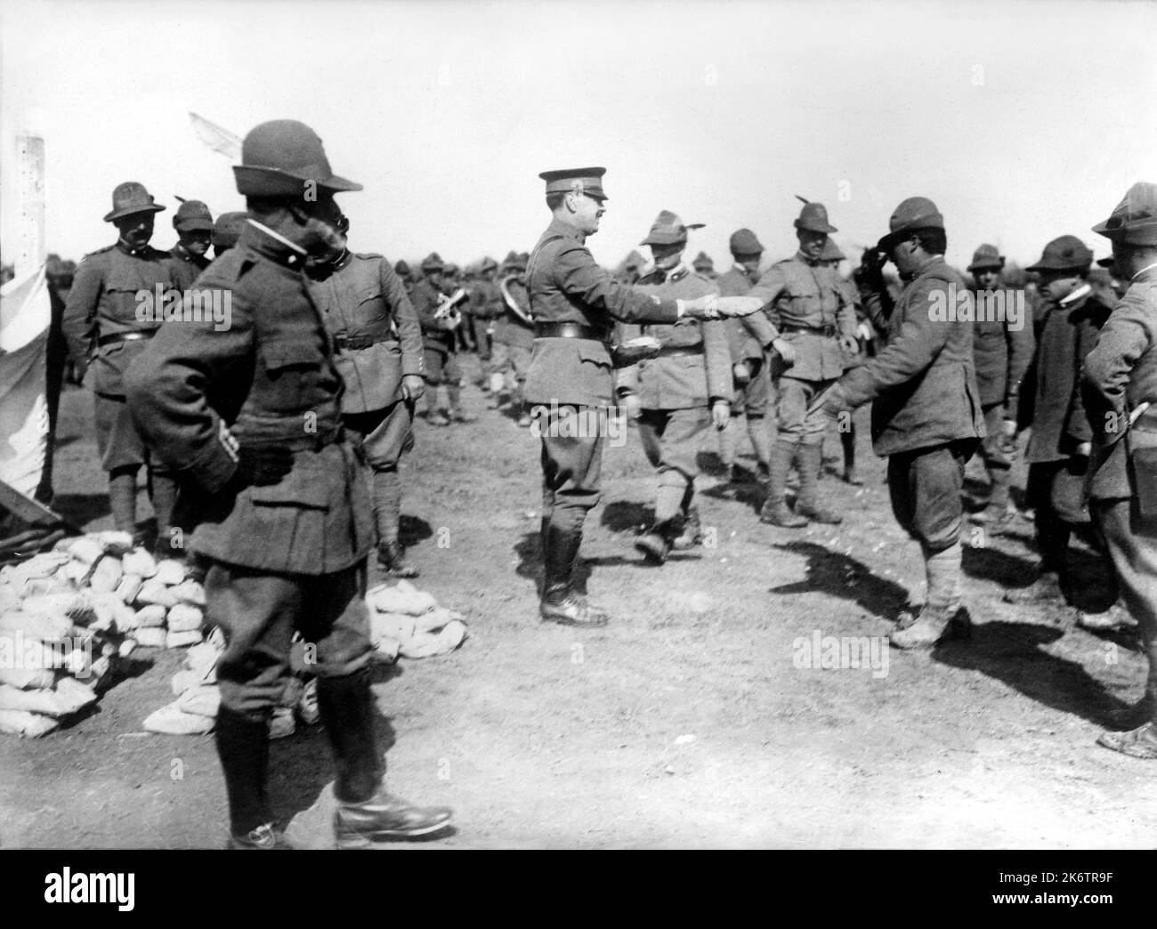 1918 , 30 july , ITALY: The italian military ALPINI  troups somewere in Italy during the distribution of gift to a regiment from the AMERICAN RED CROSS Officer . Unknown american photographer . - ALPINO - ALPINE - CROCE ROSSA - PRIMA  GUERRA MONDIALE - First World War - Great War - WWI - al FRONTE - miliari soldati italiani - COLONIALISMO - COLONIALISM - HISTORY - FOTO STORICHE ---  Archivio GBB Stock Photo