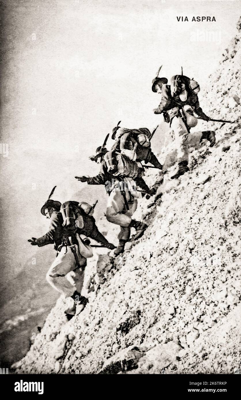 1910 ca , ITALY : A postcard with italian military ALPINI  soldiers of 7 REGGIMENTO ALPINI , on a via aspra on mountain . Unknown photographer . - ALPINO - ALPINE - CARTOLINA POSTALE - miliari soldati italiani -  HISTORY - FOTO STORICHE  ---  Archivio GBB Stock Photo
