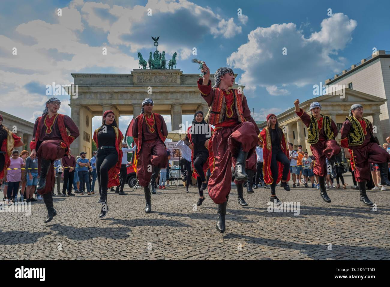 Germany, Berlin, 15. 08. 2020, Oriental Dance at Brandenburg Gate Stock Photo