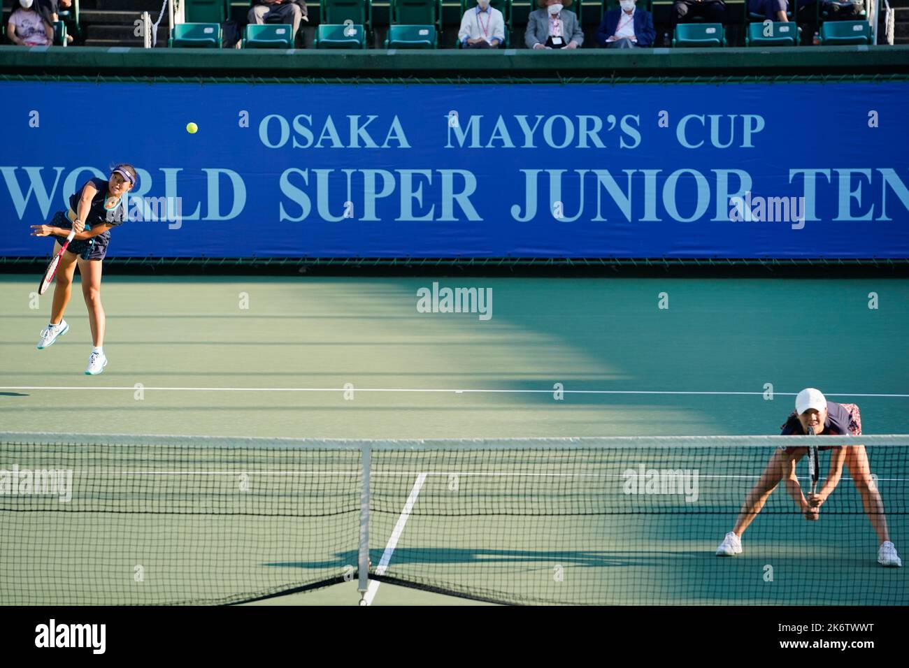 Osaka, Japan. 15th Oct, 2022. (L-R) Sayaka Ishii (JPN), Hayu Kinoshita (JPN), October 15, 2022 - Tennis : Girls' Doubles Final Match between Yu-Yun Li (TPE)/Sara Saito (JPN) 2-0 Sayaka Ishii (JPN)/Hayu Kinoshita (JPN) at ITC Utsubo Tennis Center during Osaka Mayor's Cup World Super Junior Tennis Championships 2022 in Osaka, Japan. Credit: SportsPressJP/AFLO/Alamy Live News Stock Photo