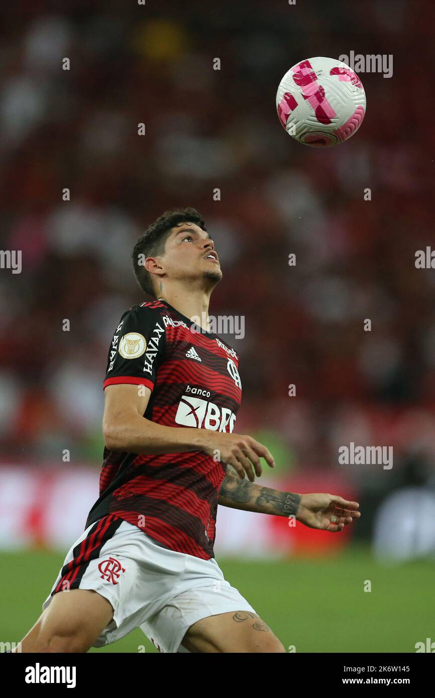 Lucas Moura of Sao Paulo heads the ball during Campeonato Brasileiro  News Photo - Getty Images