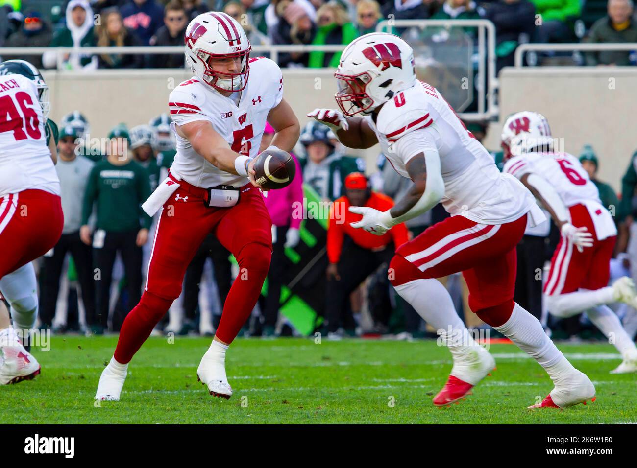 East Lansing, Michigan, USA. 15th Oct, 2022. Wisconsin quarterback GRAHAM MERTZ (5) hands the ball off to Wisconsin running back BRAELON ALLEN (0) during Michigan State's 34-28 win over Wisconsin at Spartan Stadium. (Credit Image: © Scott Mapes/ZUMA Press Wire) Credit: ZUMA Press, Inc./Alamy Live News Stock Photo