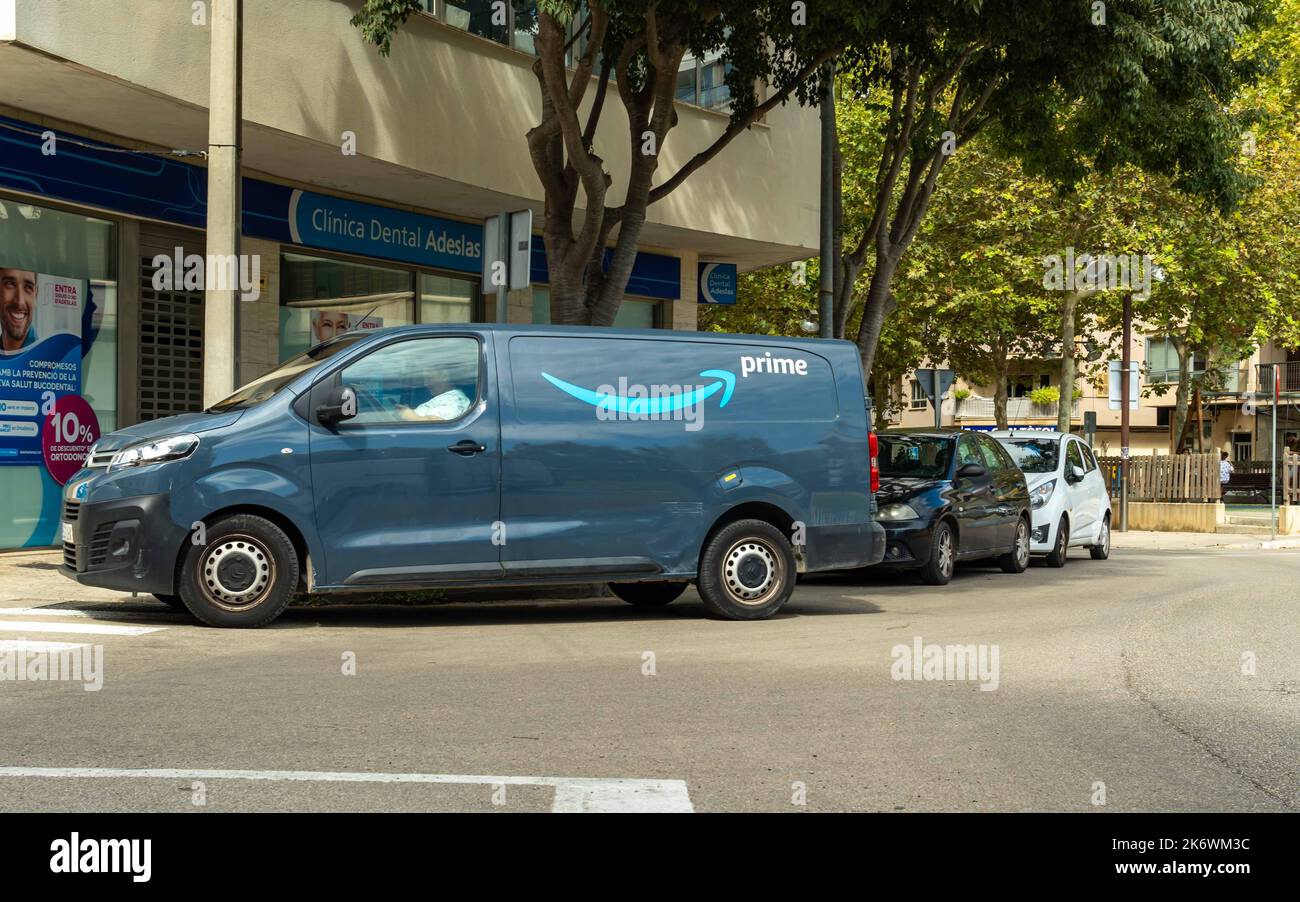 Amazon delivery van hi-res stock photography and images - Alamy