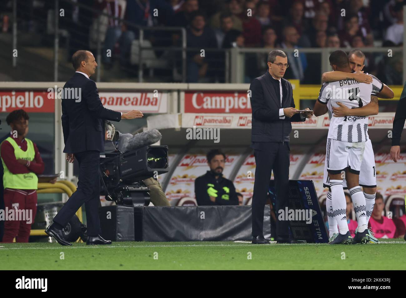 Turin, Italy, 15th October 2022. Leonardo Bonucci of Juventus embraces team mate Gleison Bremer as he is substituted due to injury during the Serie A match at Stadio Grande Torino, Turin. Picture credit should read: Jonathan Moscrop / Sportimage Credit: Sportimage/Alamy Live News Stock Photo