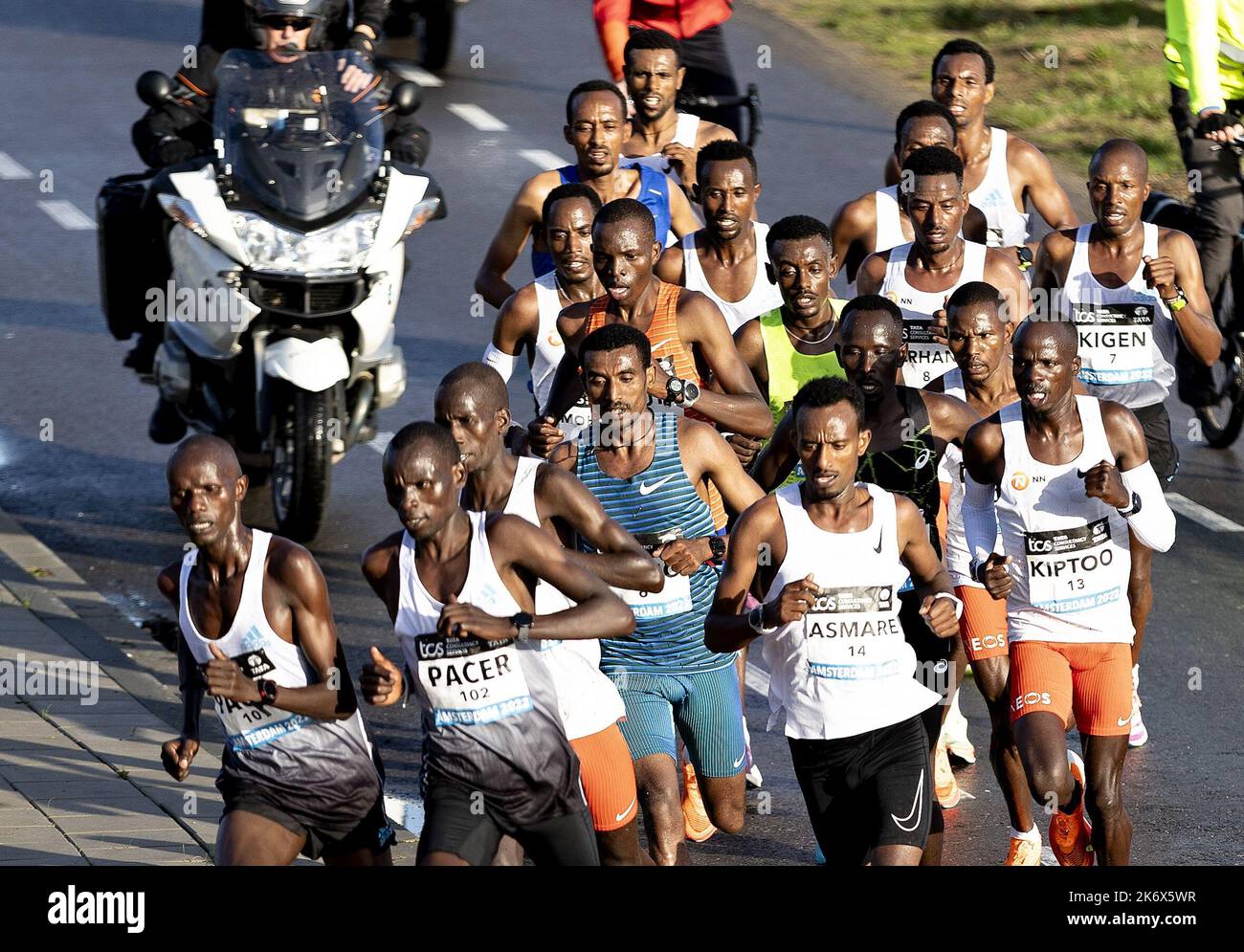 2022-10-16 09:55:23 AMSTERDAM - The leading group during the TCS Amsterdam Marathon. The Amsterdam marathon will also serve as the Dutch championship this year. ANP IRIS VAN DEN BROEK netherlands out - belgium out Credit: ANP/Alamy Live News Stock Photo