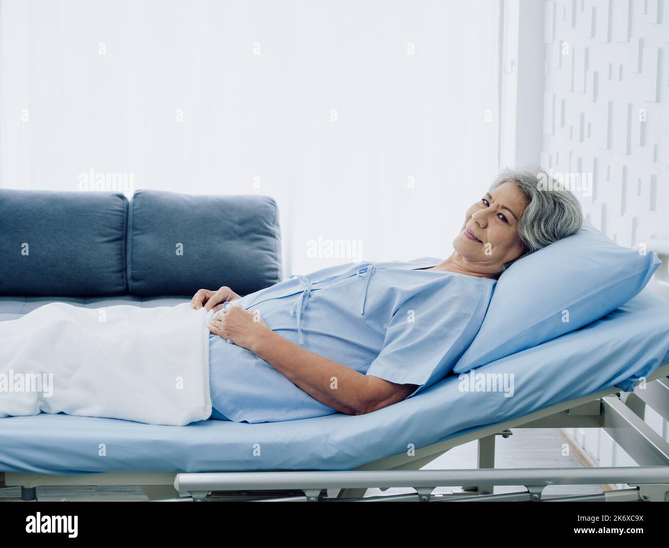 Old lady smiling hospital hi-res stock photography and images - Alamy