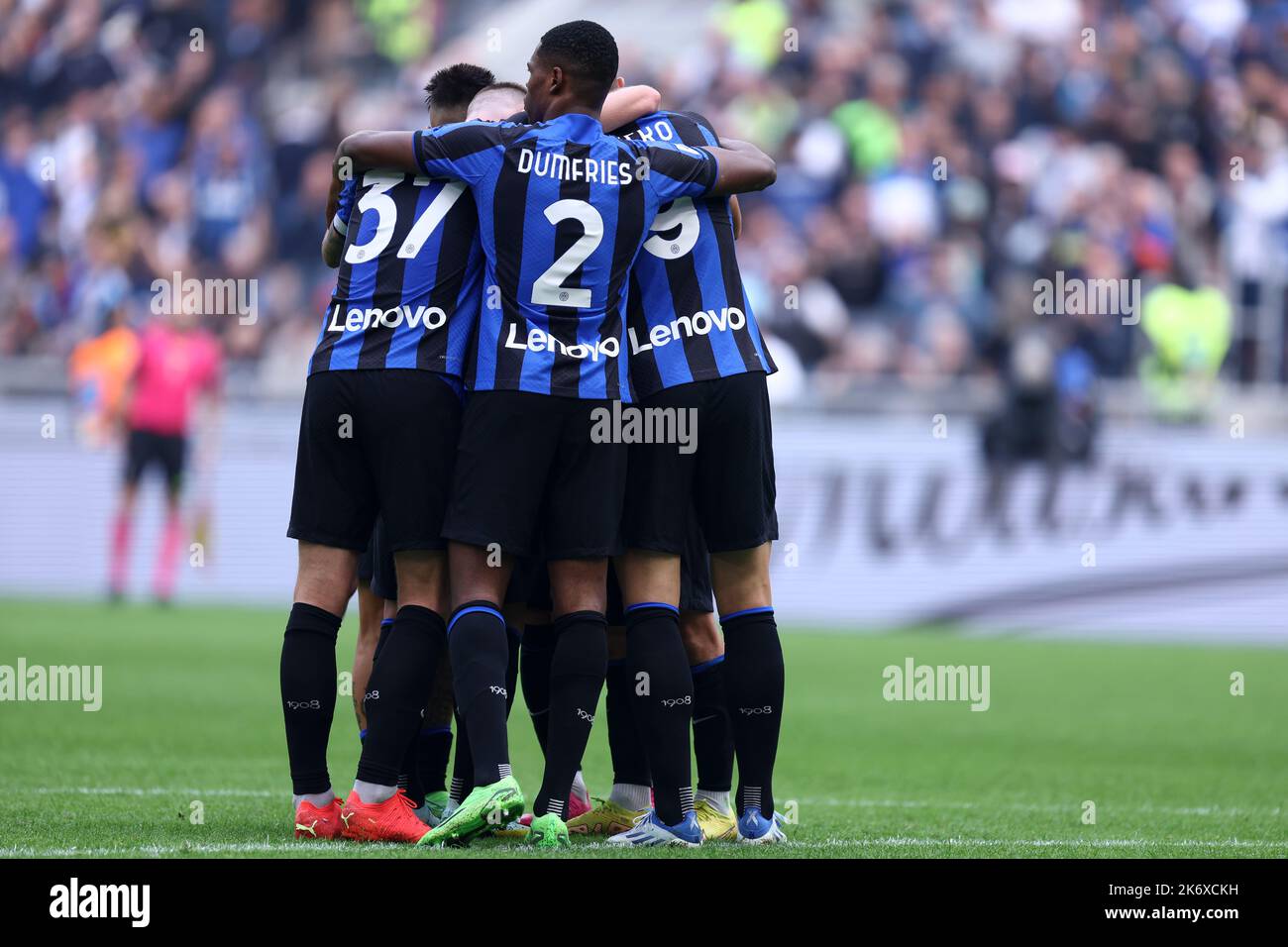 Nicolo Barella of Fc Internazionale celebrates after scoring his team's second goal with team mates during the  Serie A match beetween Fc Internazionale and Us Salernitana at Stadio Giuseppe Meazza on October 16, 2022 in Milan Italy . Credit: Marco Canoniero/Alamy Live News Stock Photo