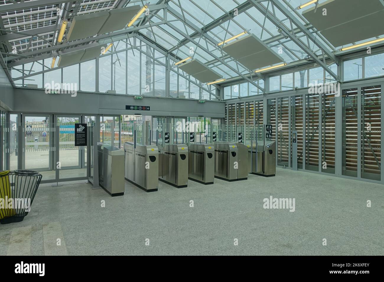 Stain Train Paris, Pierrefitte-Stains, Tram-Train T11 Stock Photo - Alamy