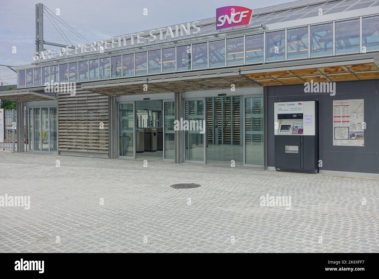 Paris, PierrefitteStains, TramTrain T11 Stock Photo Alamy