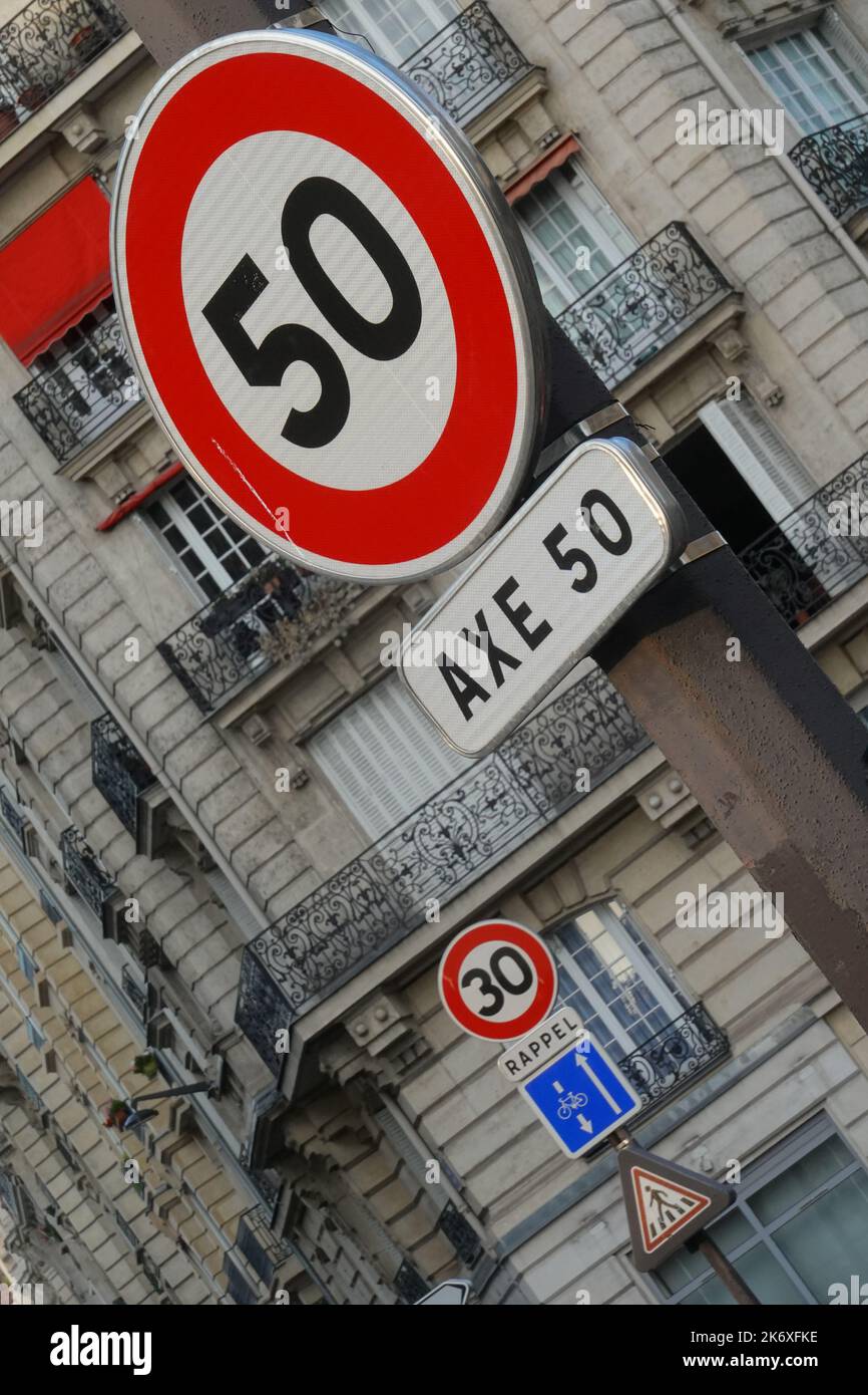 Paris, Geschwindigkeitsbegrenzung 30 und 50 // Paris, Speed Restriction Sign 50 and 30 Stock Photo