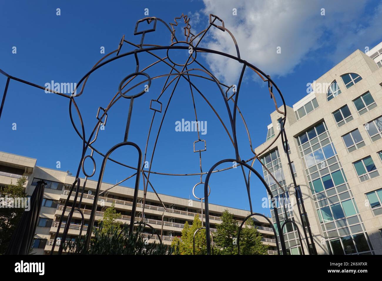 Berlin, Bethlehemkirchplatz, Umriss der Kirche, Stahlskulptur Memorias Urbanas (Stadterinnerungen) von Juan Garaizabal // Berlin, Bethlehemkirchplatz, Stock Photo