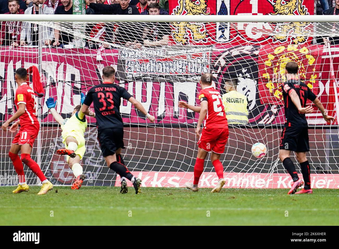 Kaiserslautern, Germany. 16th Oct, 2022. Soccer: 2nd Bundesliga, 1. FC Kaiserslautern - Jahn Regensburg, Matchday 12, Fritz-Walter-Stadion. Kaiserslautern goalkeeper Andreas Luthe (2nd from left) can't keep out the shot on goal for 0:2. Credit: Uwe Anspach/dpa - Nutzung nur nach schriftlicher Vereinbarung mit der dpa/Alamy Live News Stock Photo