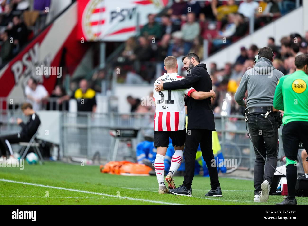 EINDHOVEN, NETHERLANDS - OCTOBER 16: Philipp Max of PSV with Headcoach Ruud van Nistelrooy of PSV during the Dutch Eredivisie match between PSV Eindhoven and FC Utrecht at Phillips stadion on October 16, 2022 in Eindhoven, Netherlands (Photo by Geert van Erven/Orange Pictures) Stock Photo