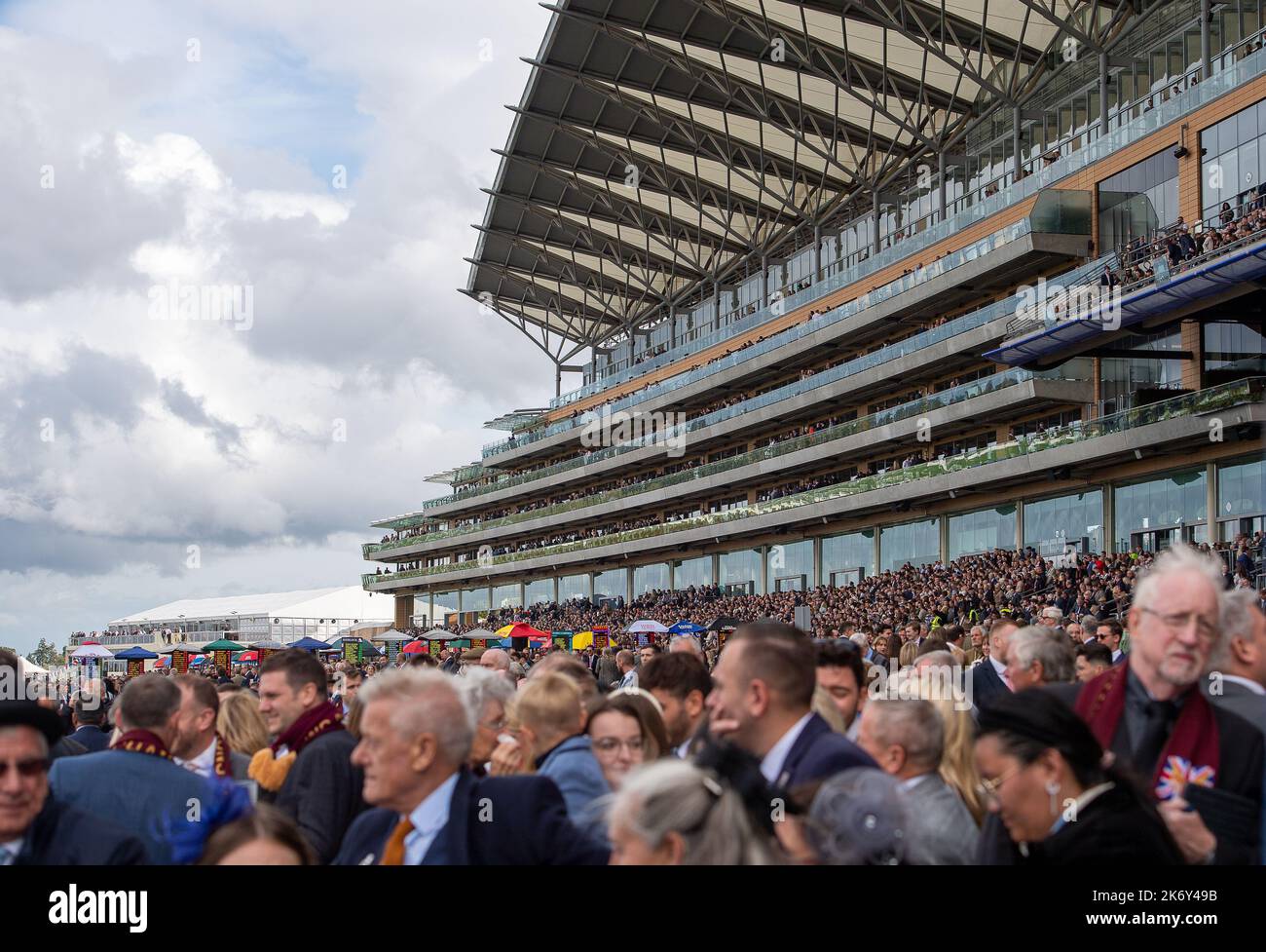 Ascot, Berkshire, UK. 15th October, 2022. Racegoers at the QIPCO ...