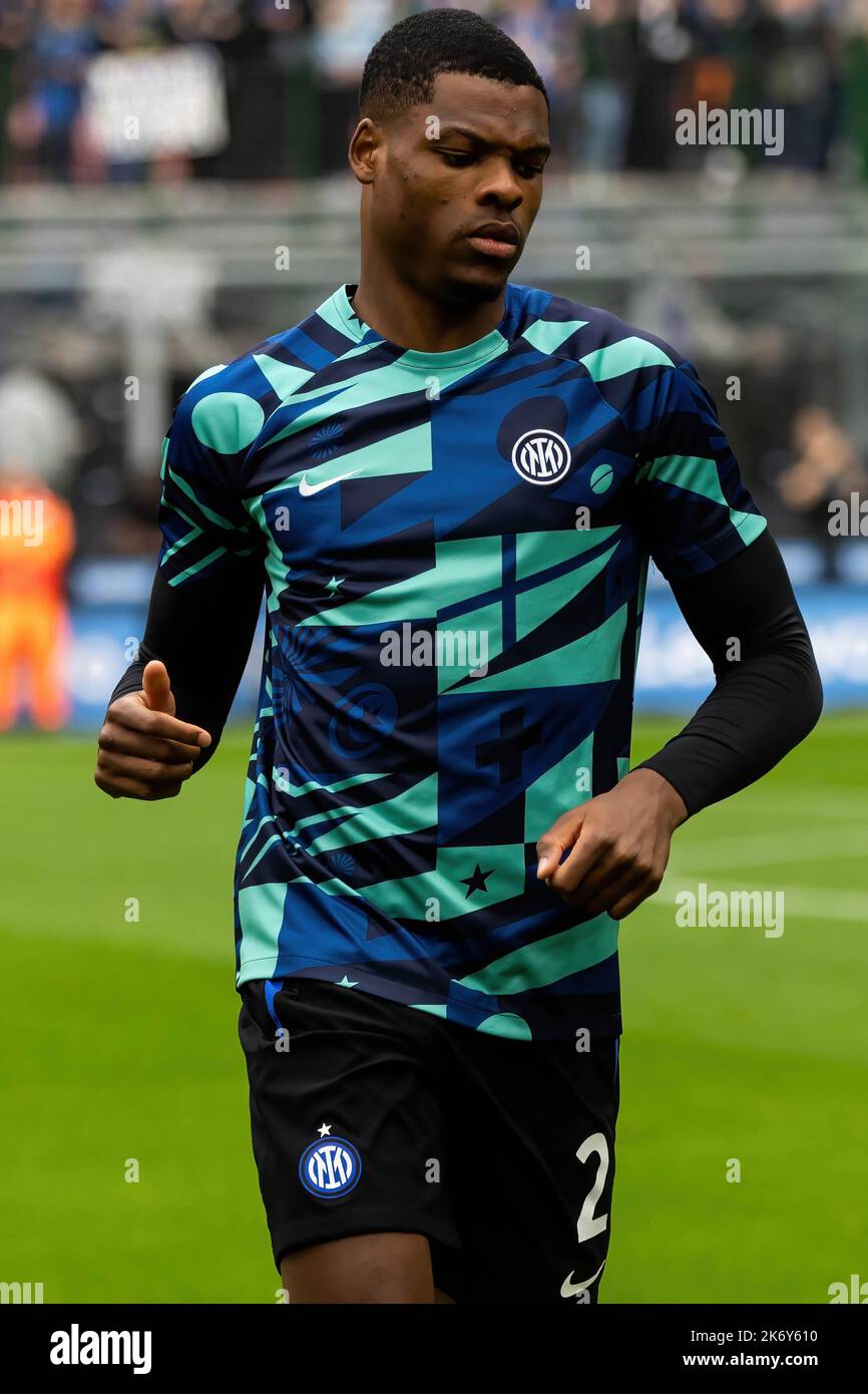 Milano, Italy. 16th Oct, 2022. Denzel Dumfries of FC Internazionale warms up before the Serie A match between FC Internazionale and US Salernitana 1919 at Stadio Giuseppe Meazza in San Siro. Final score; FC Internazionale 2:0 US Salernitana 1919 Credit: SOPA Images Limited/Alamy Live News Stock Photo