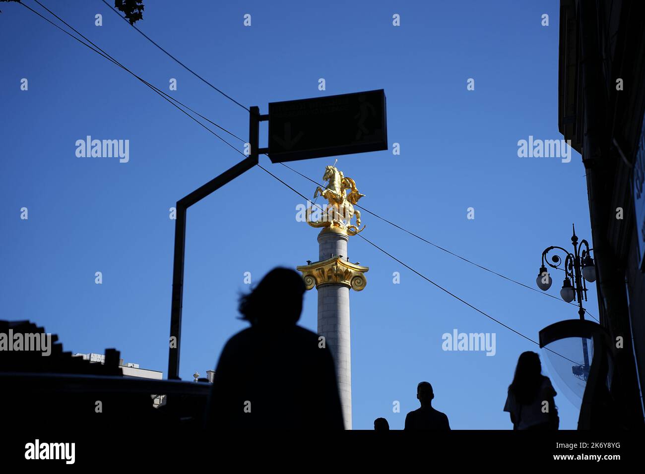 Tawisuplebis Moedani, Freiheitsplatz, Menschen vor U-Bahn Stion, hinten die Säule mit der Staue von dem heiligen Georg der mit dem Drachen kämpft, Tif Stock Photo