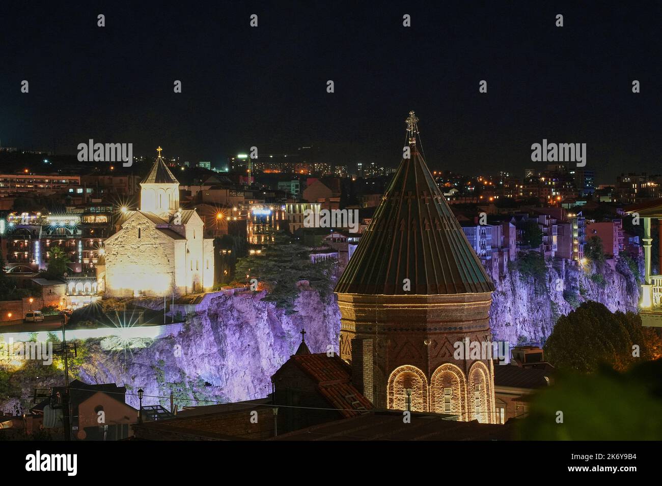 Tiflis bei Nacht, vorne rechts der Turm der Sankt Georgs Kathedrale, in der Mitte die Metechi-Kirche, Altstadt, Tiflis, Georgien Stock Photo