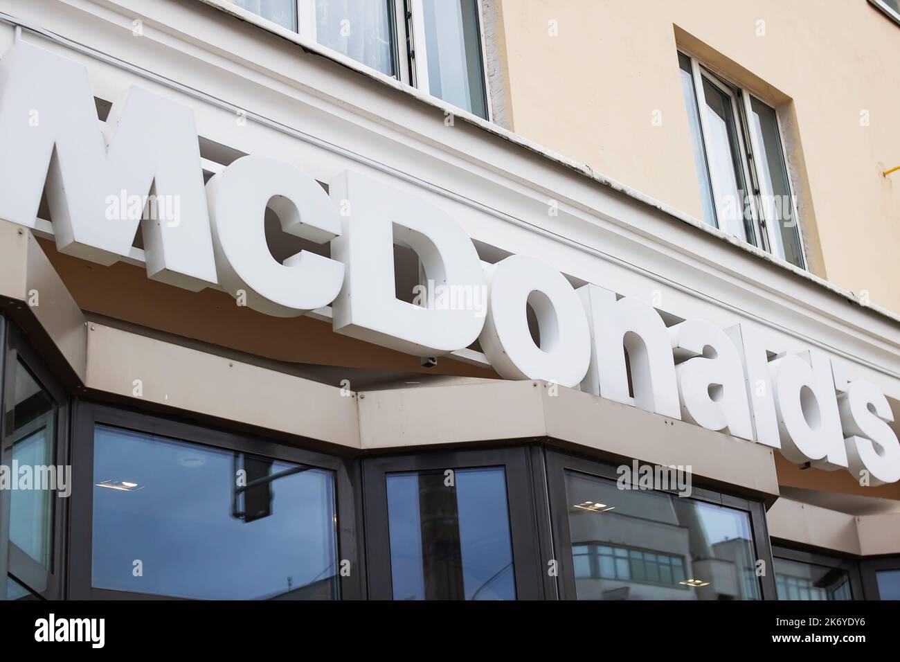 Mcdonalds sign exterior text hi-res stock photography and images - Alamy