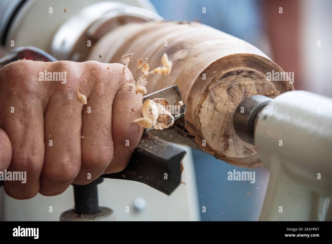 Wood turner beginning an new object Stock Photo - Alamy