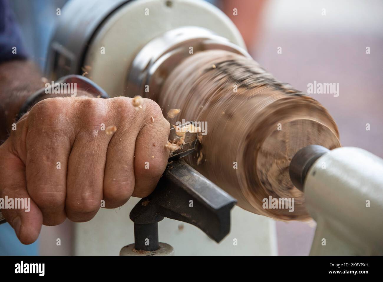 Wood turner beginning an new object Stock Photo - Alamy