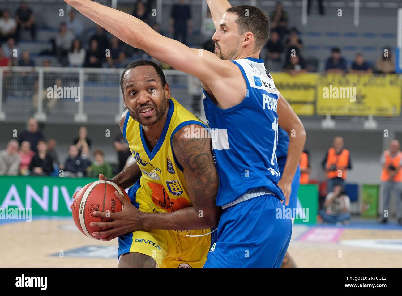 Brescia, Italy. 16th Oct, 2022. Mike Henry - Ginova Scafati opposed by John Petrucelli - Germani Basket Brescia during Germani Basket Brescia vs Ginova Scafati, Italian Basketball A Serie Championship in Brescia, Italy, October 16 2022 Credit: Independent Photo Agency/Alamy Live News Stock Photo