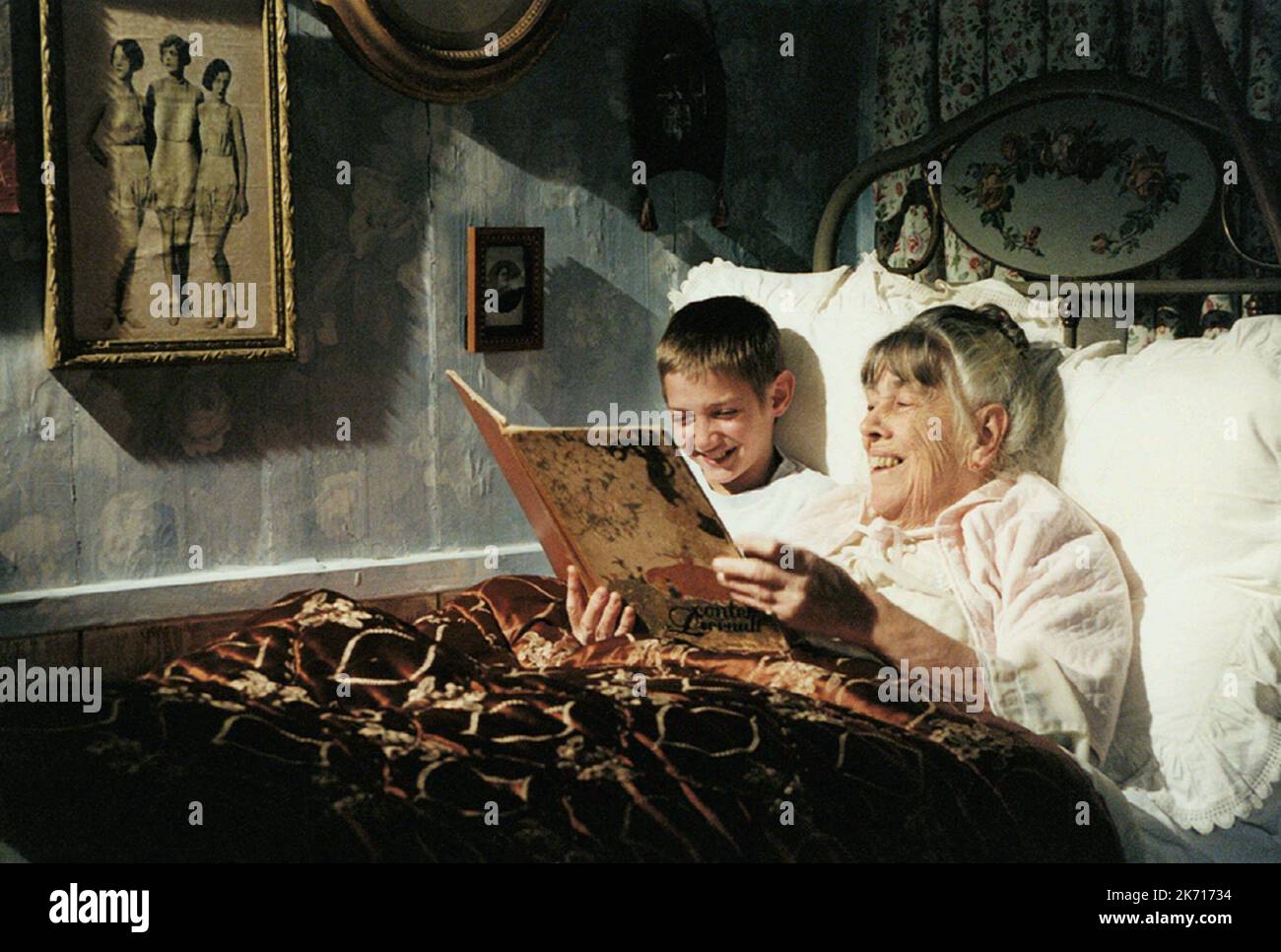 OLD WOMAN READS STORY TO BOY, LUNDI MATIN, 2002 Stock Photo