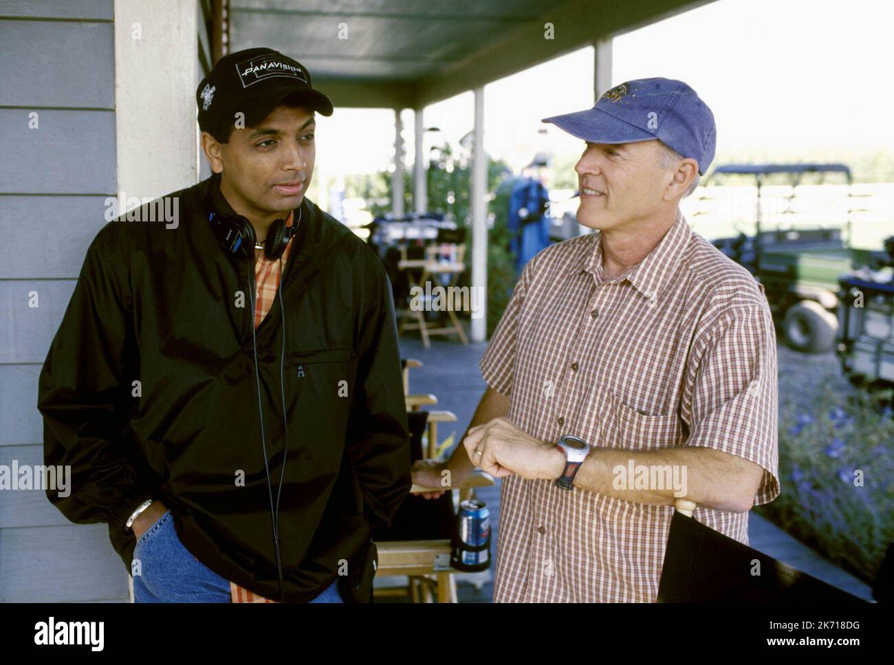 M. NIGHT SHYAMALAN, FRANK MARSHALL, SIGNS, 2002 Stock Photo Alamy