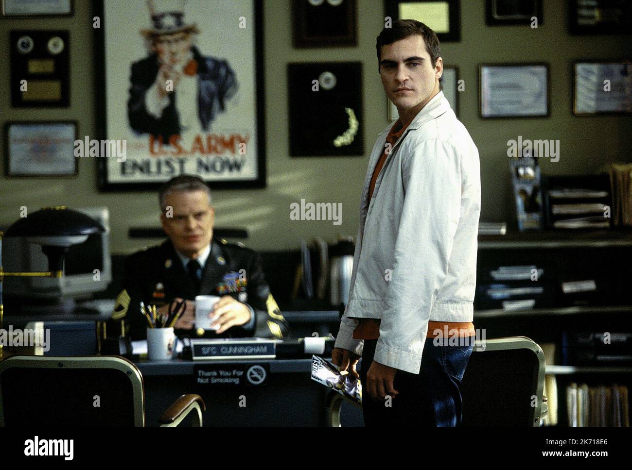 Joaquin phoenix signs 2002 hi-res stock photography and