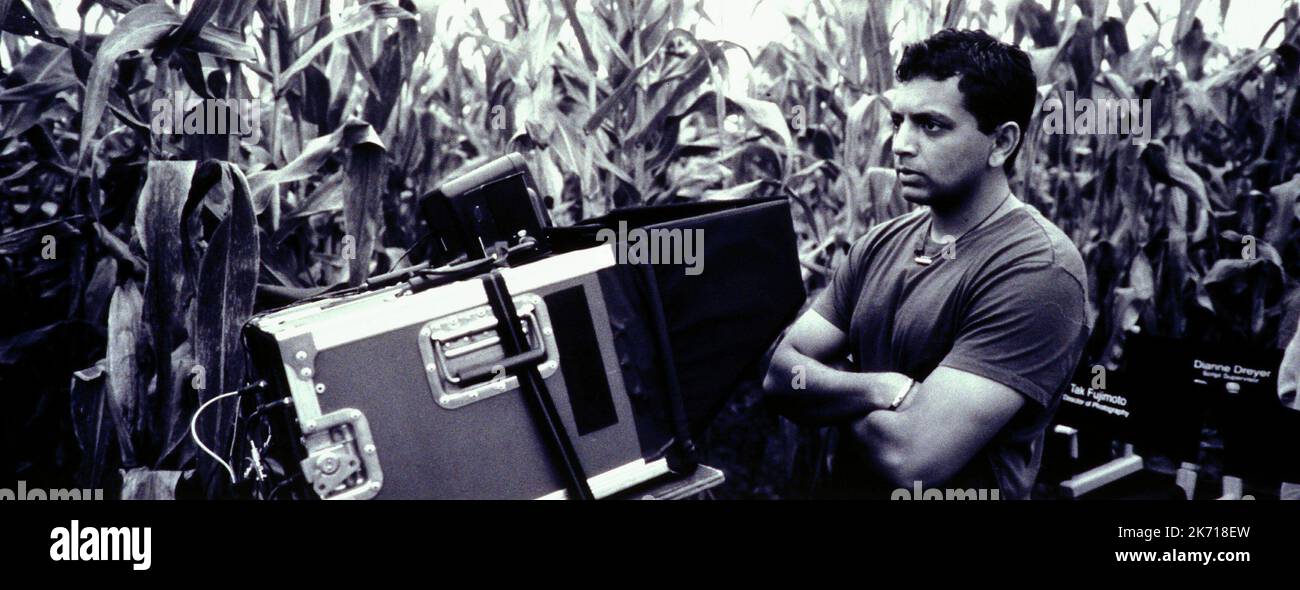 M. NIGHT SHYAMALAN, SIGNS, 2002 Stock Photo - Alamy