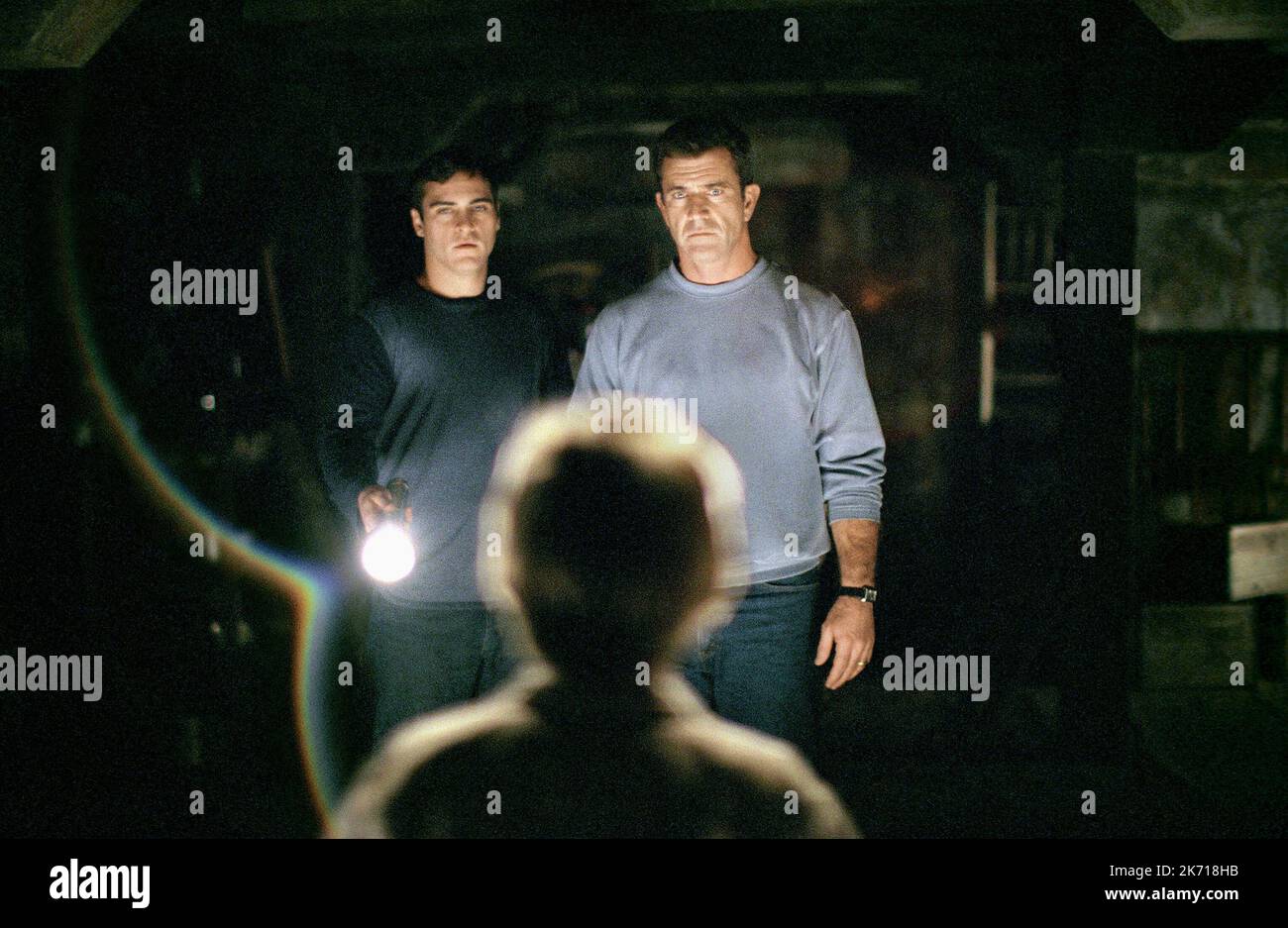 JOAQUIN PHOENIX, MEL GIBSON, SIGNS, 2002 Stock Photo - Alamy