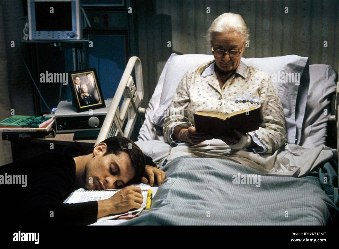TOBEY MAGUIRE, ROSEMARY HARRIS, SPIDER-MAN, 2002 Stock Photo
