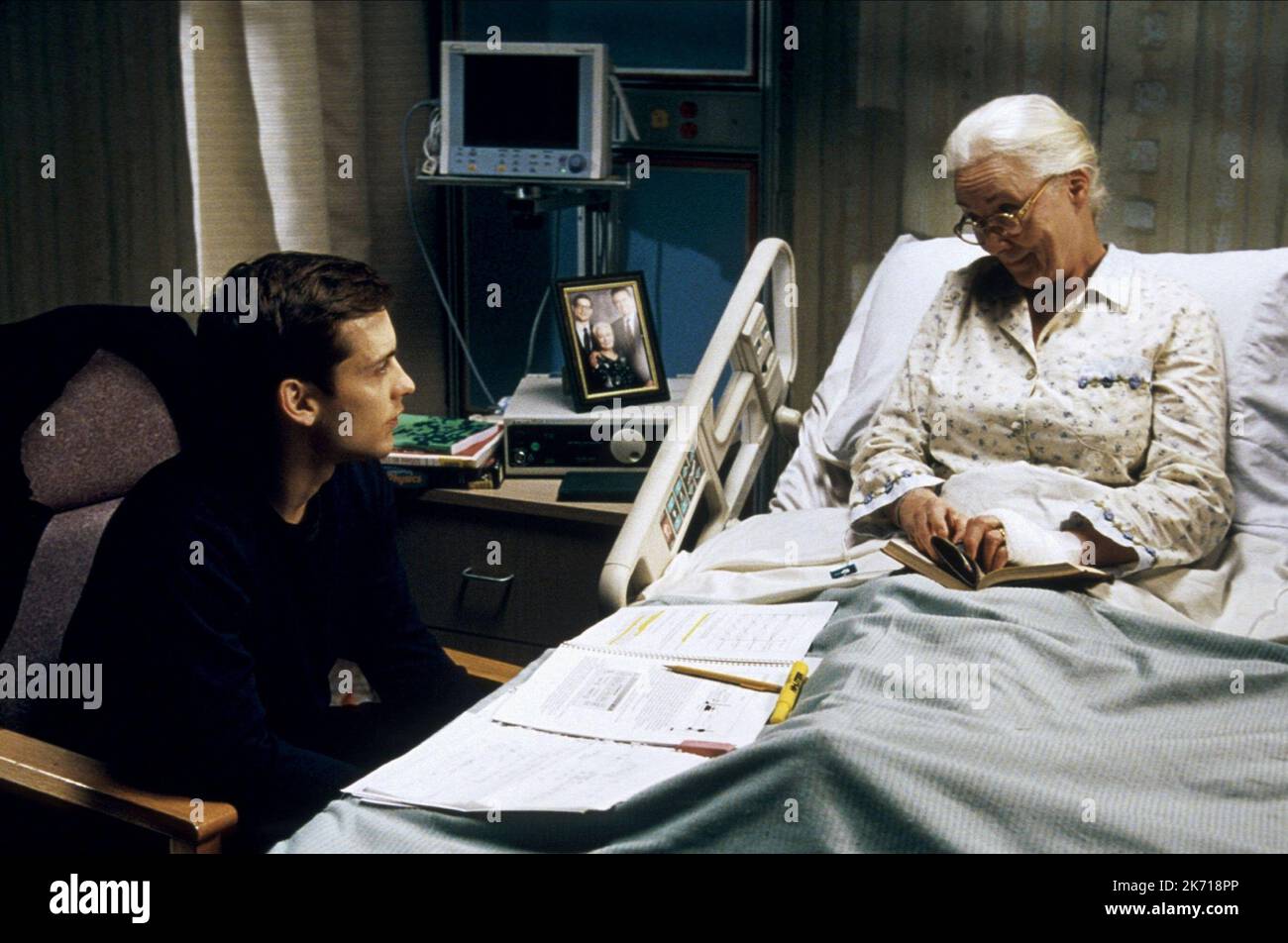 TOBEY MAGUIRE, ROSEMARY HARRIS, SPIDER-MAN, 2002 Stock Photo