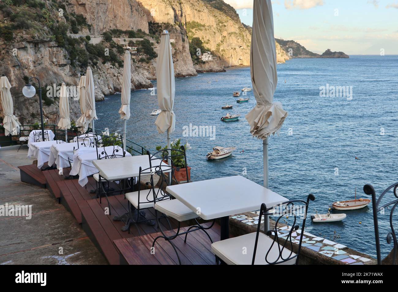 Praiano - Filare di tavoli panoramici del Ristorante Franchino a Marina di Praia Stock Photo