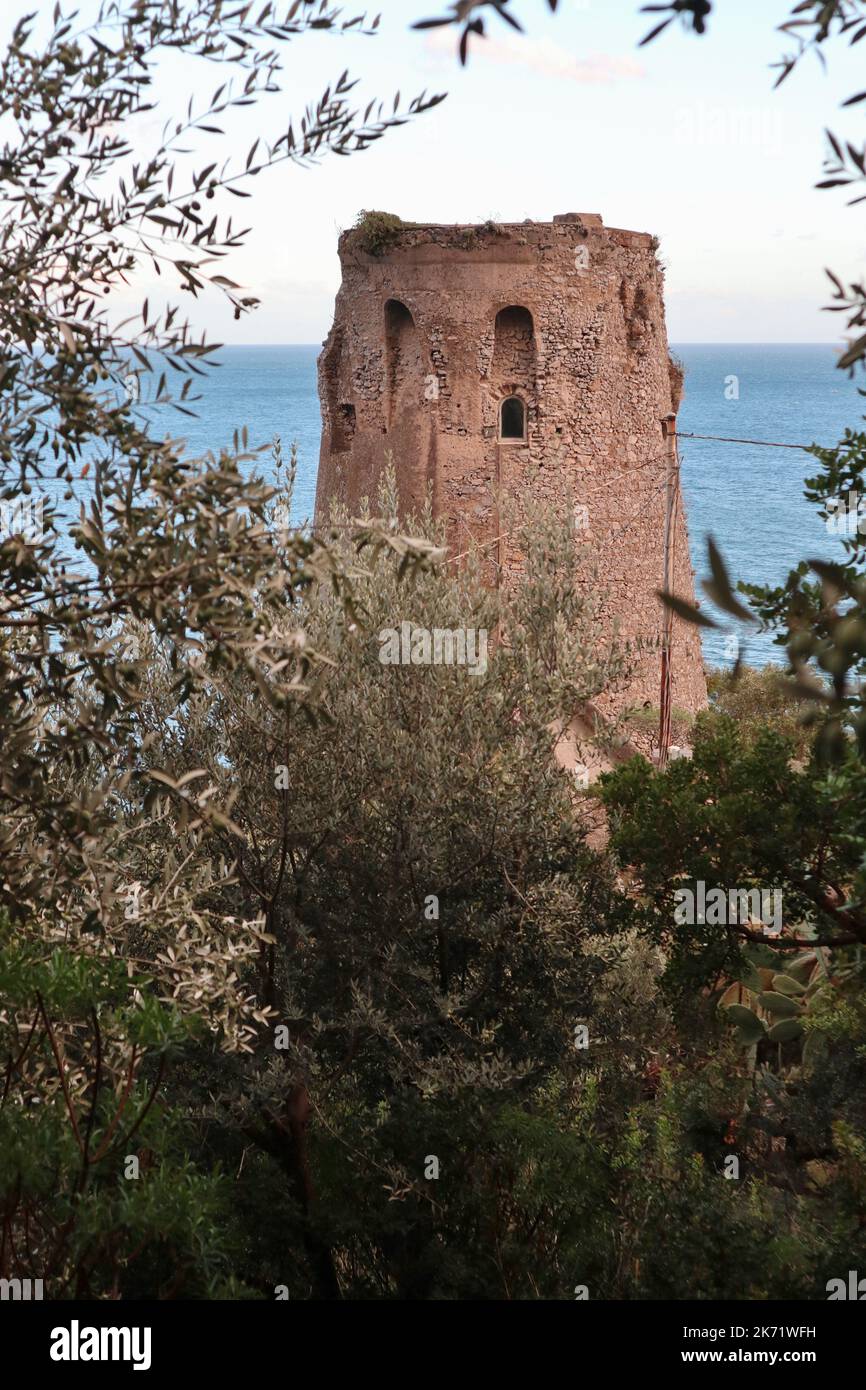 Praiano - Scorcio di Torre Asciola dal sentiero di accesso Stock Photo