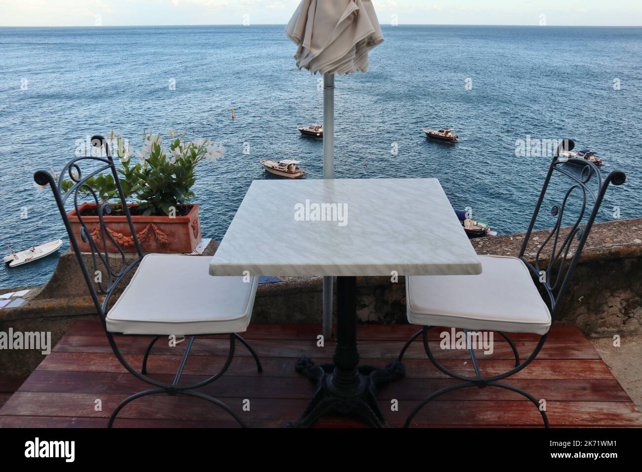 Praiano - Tavolino panoramico del Ristorante Franchino a Marina di Praia Stock Photo