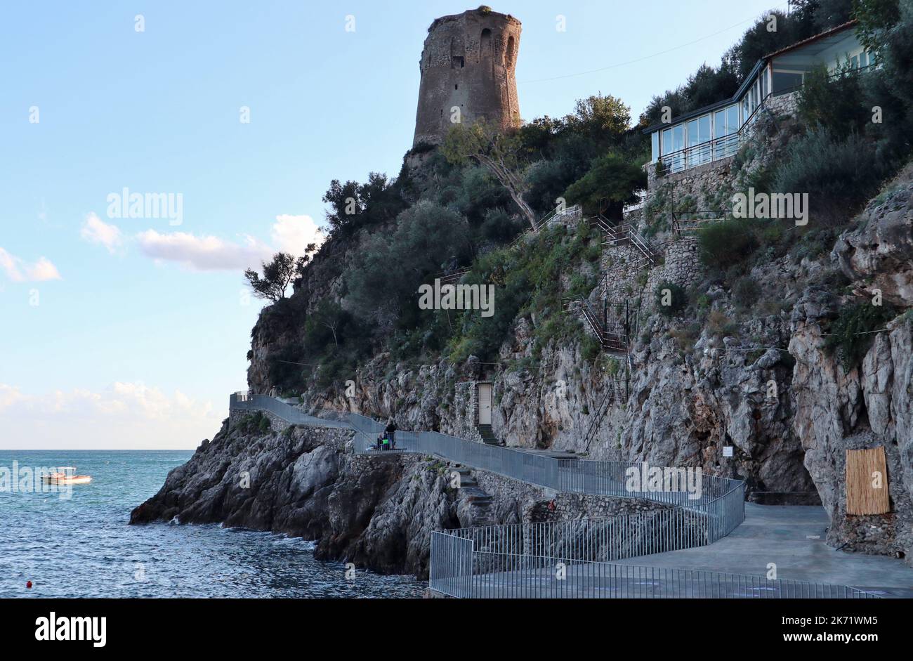 Praiano - Torre Asciola dal sentiero costiero di Marina di Praia Stock Photo