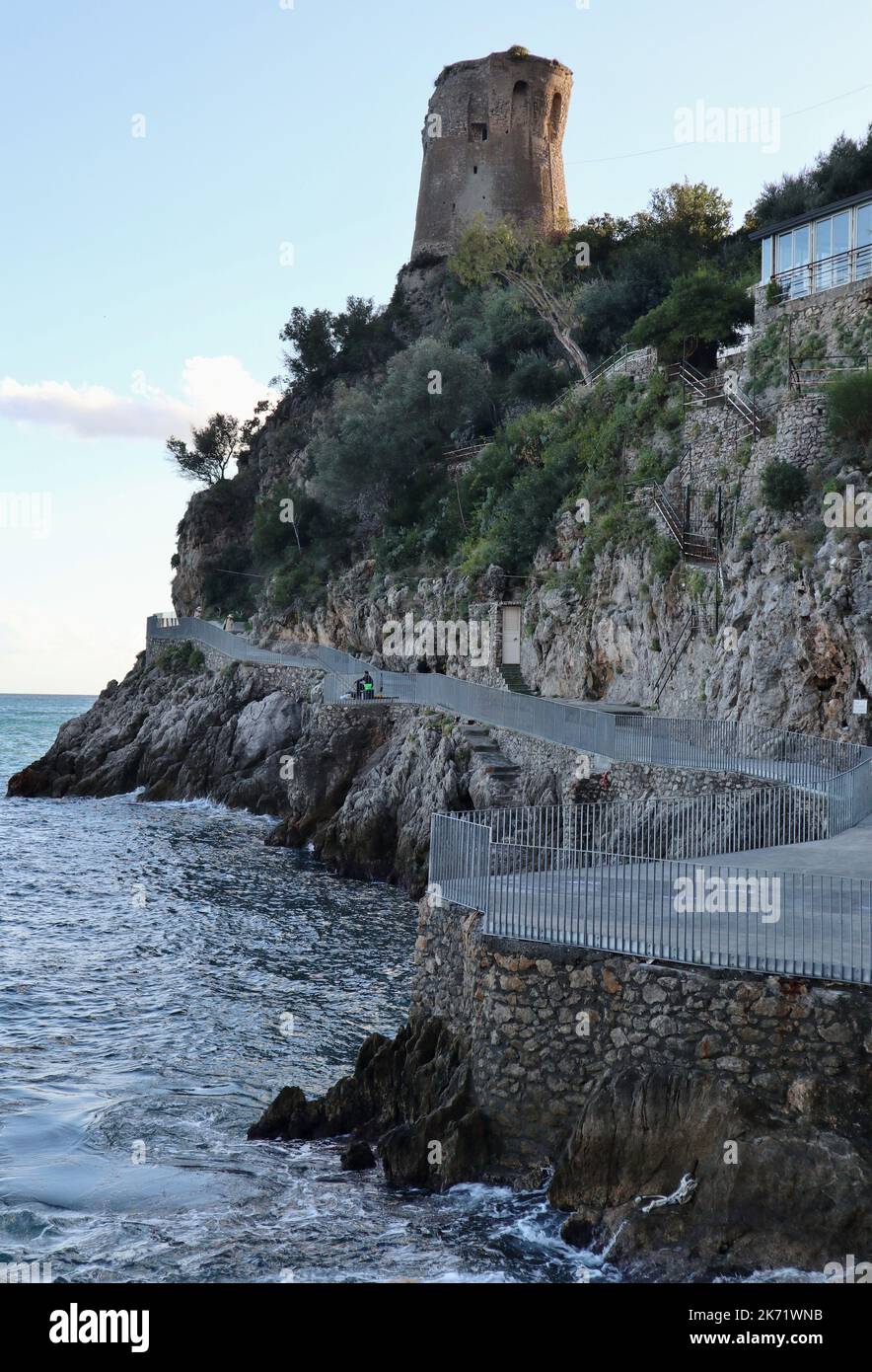 Praiano - Torre Assiola dal sentiero costiero di Marina di Praia Stock Photo
