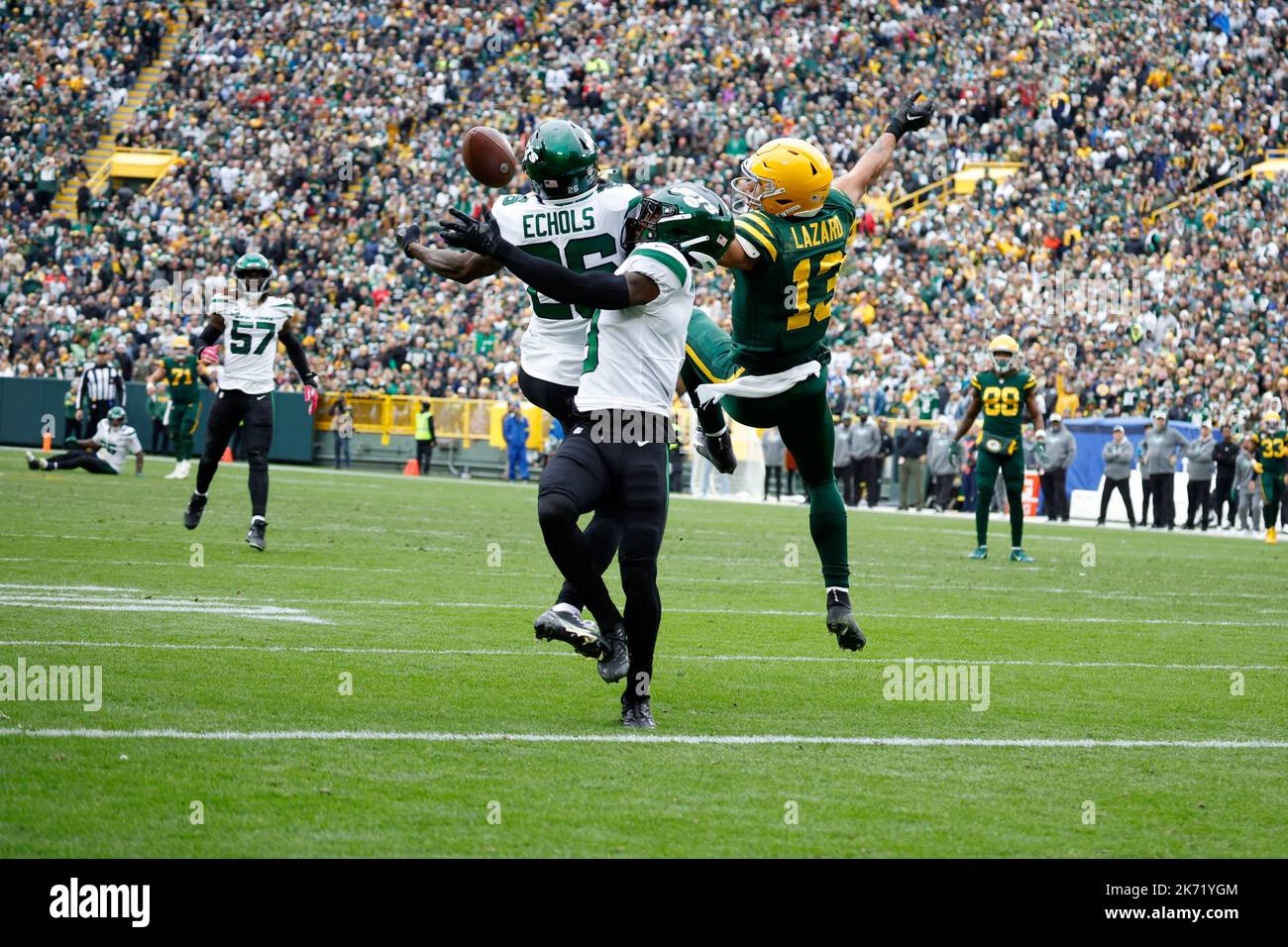 Atlanta Falcons tight end Kyle Pitts (8) collects a pass with New York Jets  defensive back Sharrod Neasman (35) and cornerback Brandin Echols (26) clo  Stock Photo - Alamy