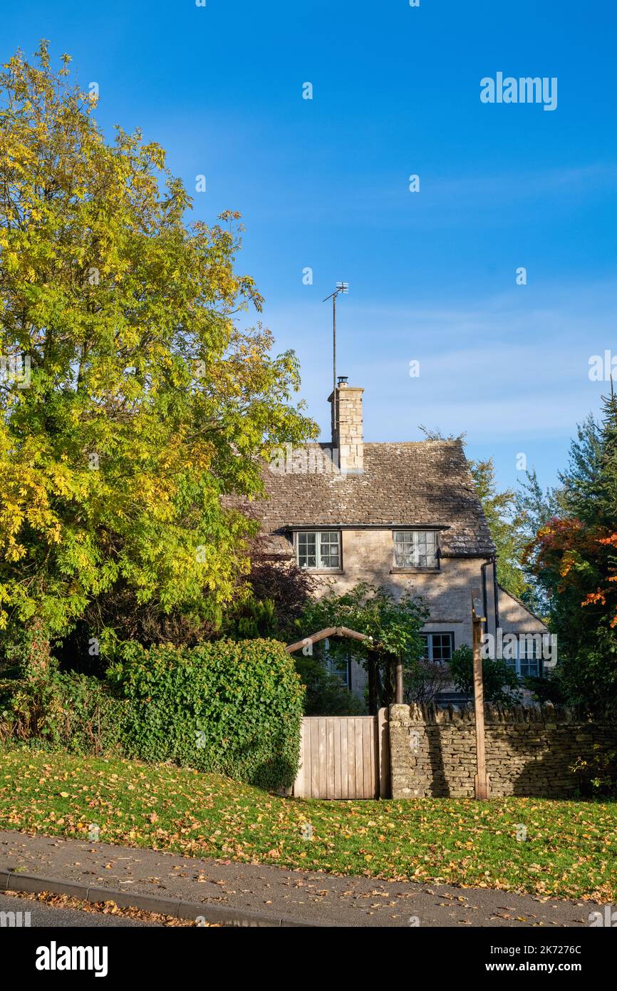 Quaint english cottage scene hi-res stock photography and images - Alamy
