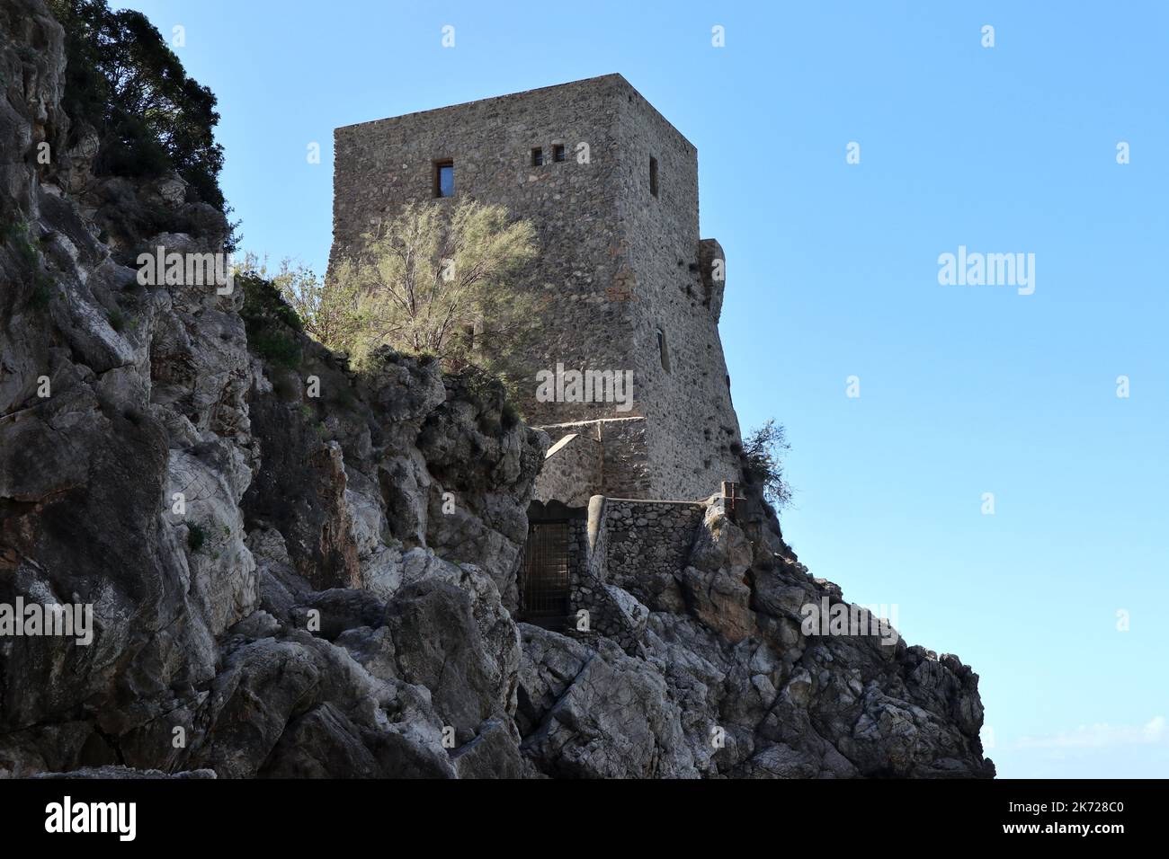Praiano - Torre saracena di Torre Grado sulla scogliera di Vettica Maggiore Stock Photo