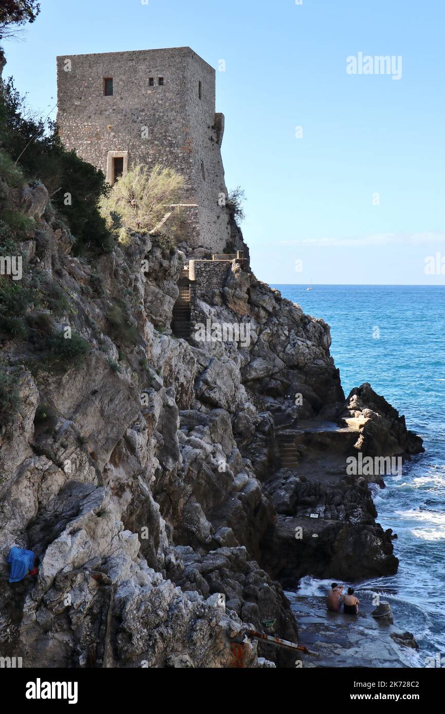 Praiano - Torre Saracena sulla scogliera di Vettica Maggiore Stock Photo