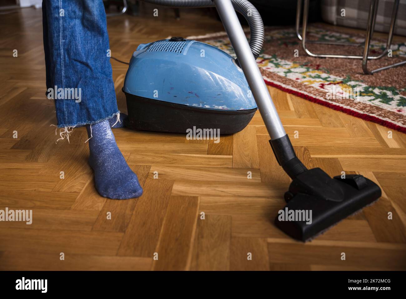 Retro woman with vacuum cleaner hi-res stock photography and images - Alamy