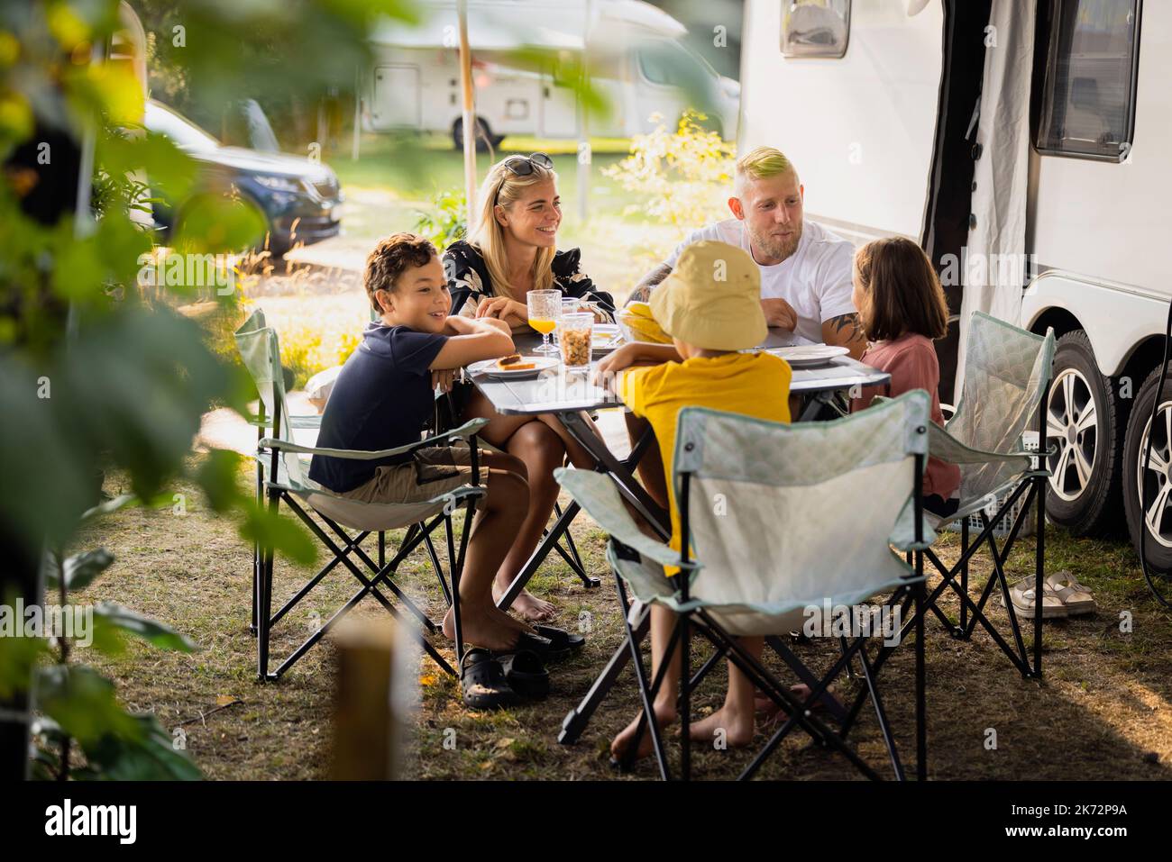 Family at picnic table hi-res stock photography and images - Alamy