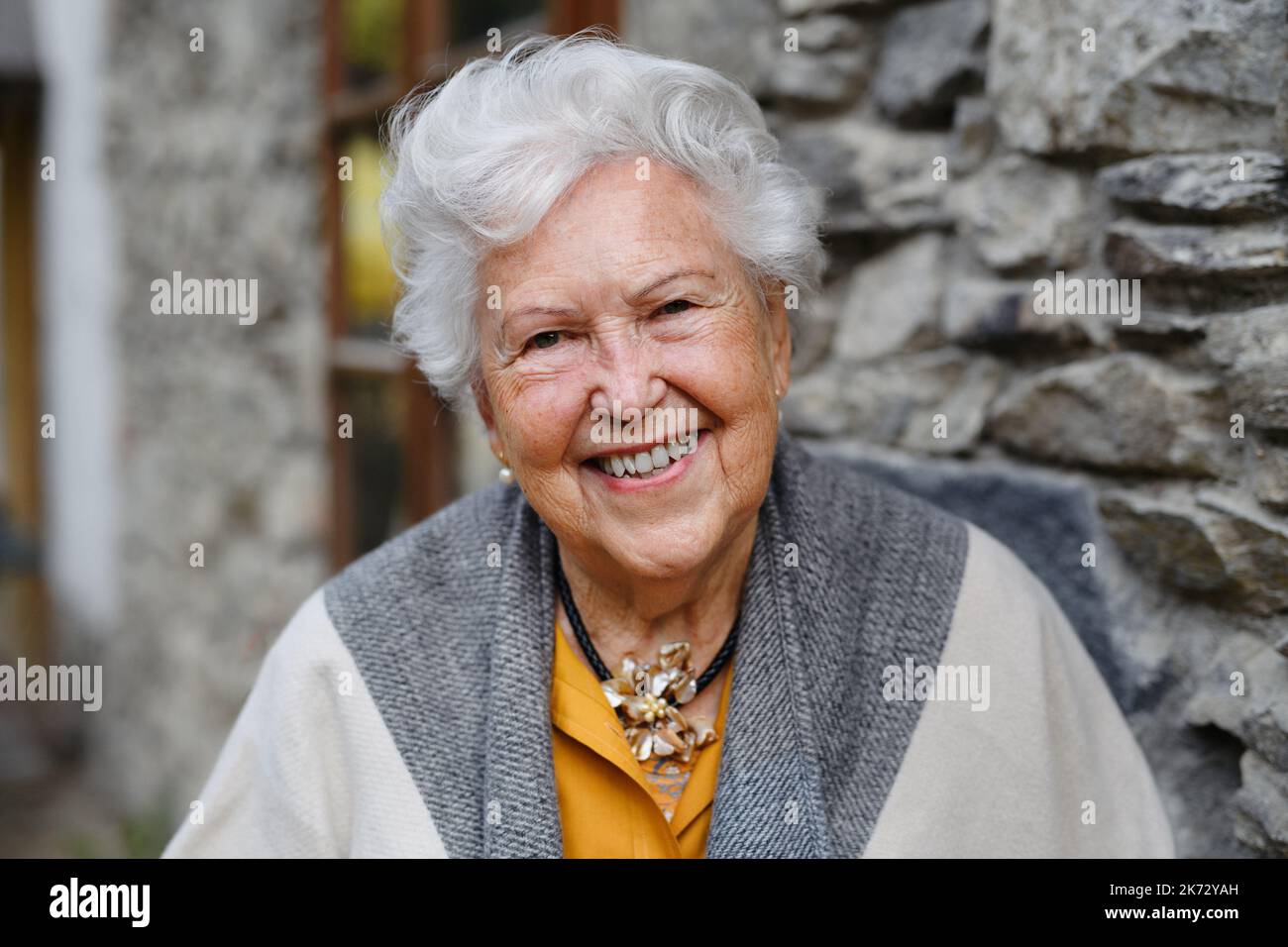 Old lady elegant hi-res stock photography and images - Alamy