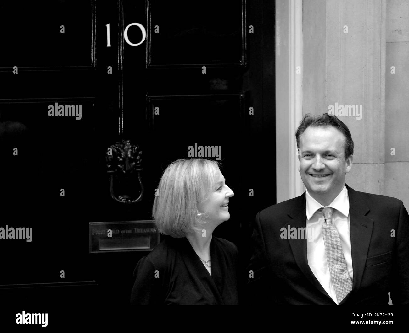 Liz Truss with her husband Hugh O'Leary at the door of10  Downing Street after making her first speech as UK Prime Minister.  6th Sept 2022. Stock Photo